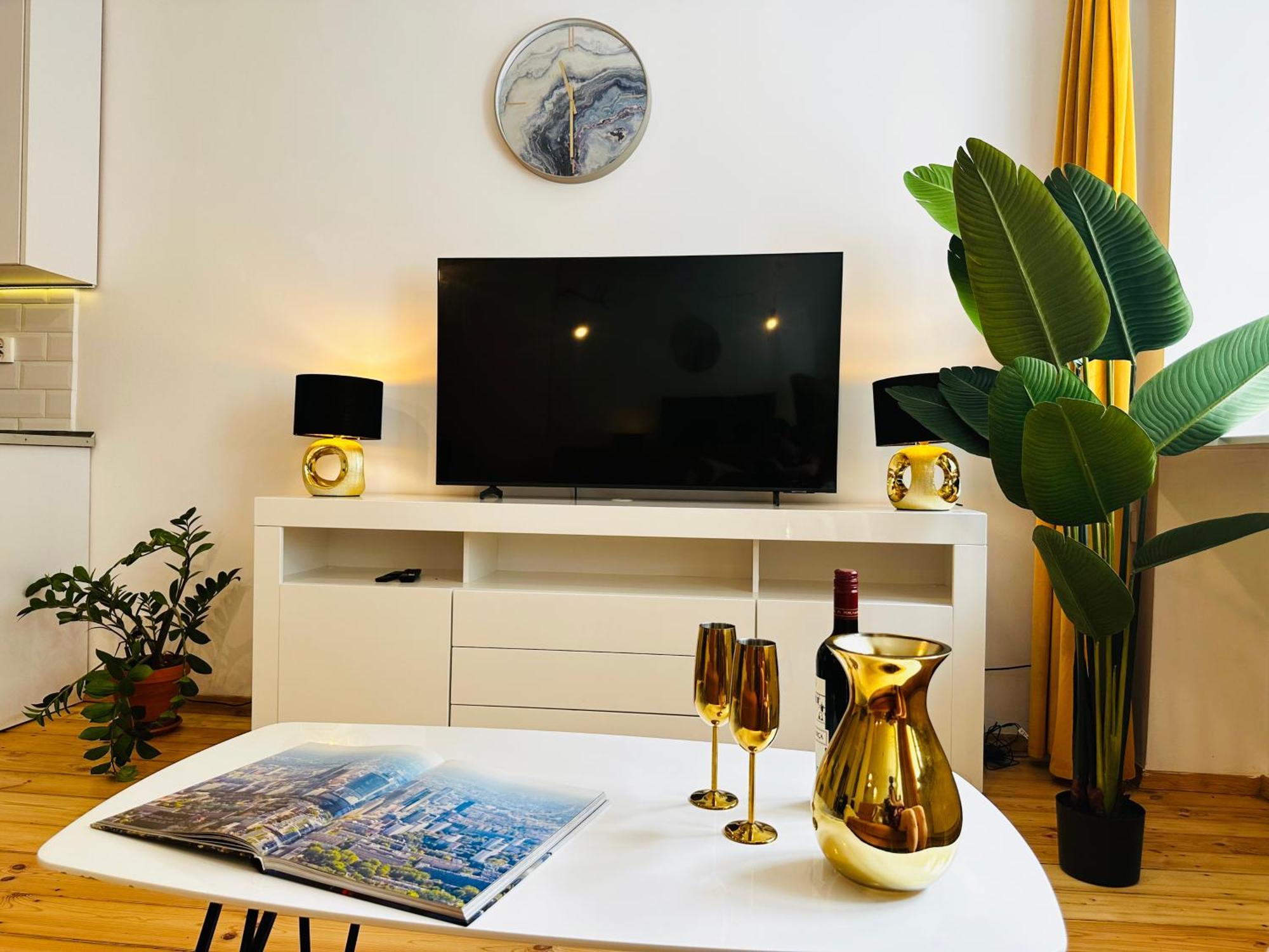 Luxury 4-Bedroom Apartment In Centre - Self-Check In & Fast Wifi ワルシャワ エクステリア 写真